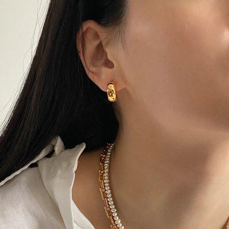 Gold hoop earring with pearl necklace, women's fashion jewelry